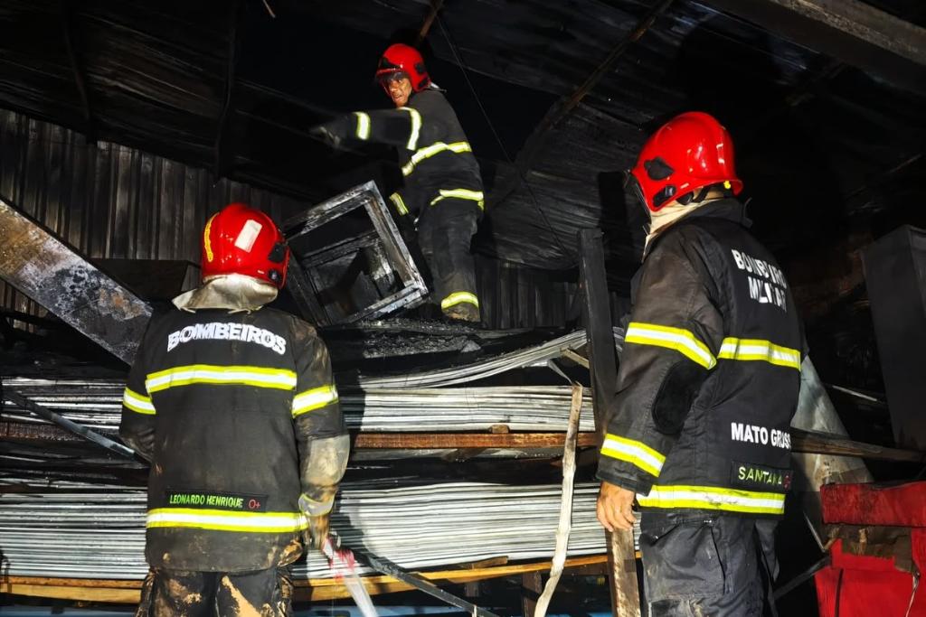 Incêndio atinge depósito e mobiliza força-tarefa em Campo Verde