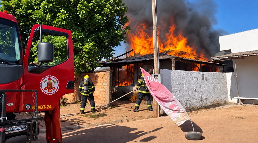 Incêndio destrói casa de madeira e assusta vizinhos em Guarantã do Norte