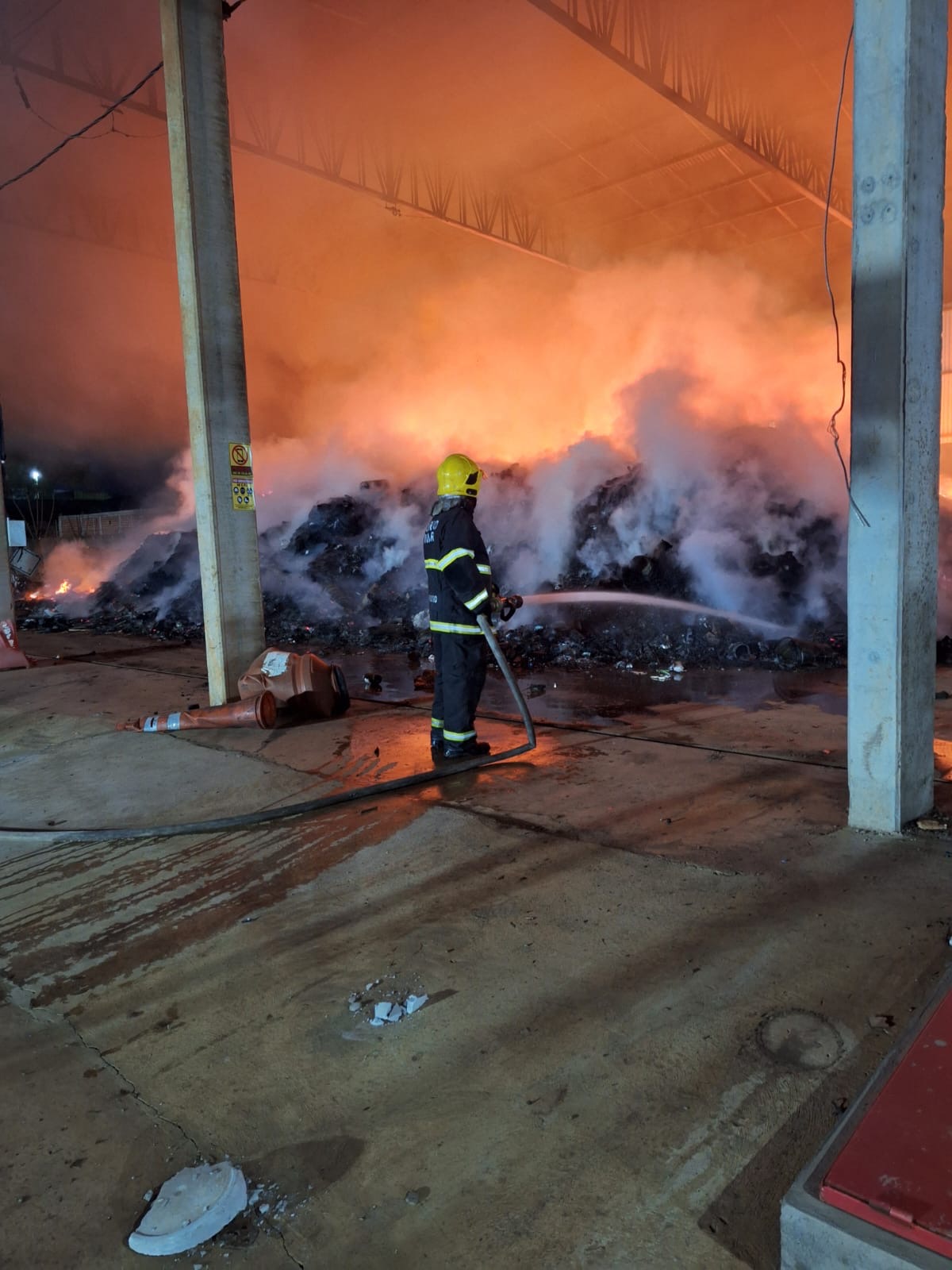 Incêndio destrói recicláveis e mobiliza bombeiros em Rondonópolis