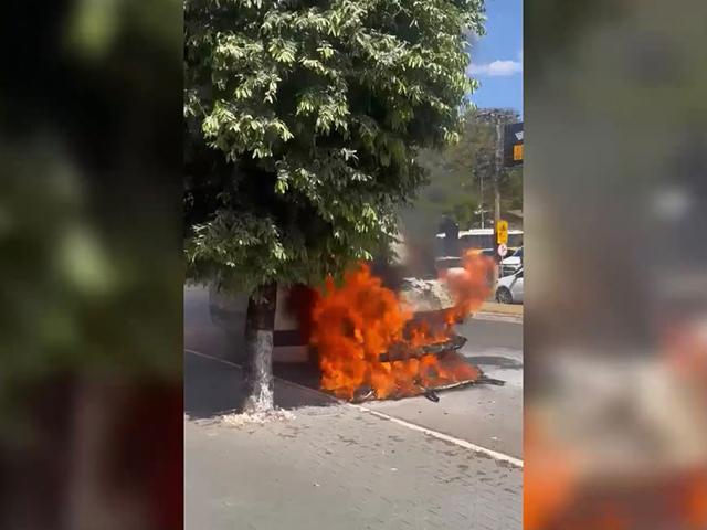 Incêndio destrói van com turistas no centro de Sorriso