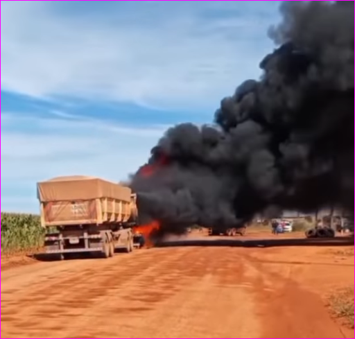 Incêndio em carreta assusta moradores em Santo Antônio do Leste