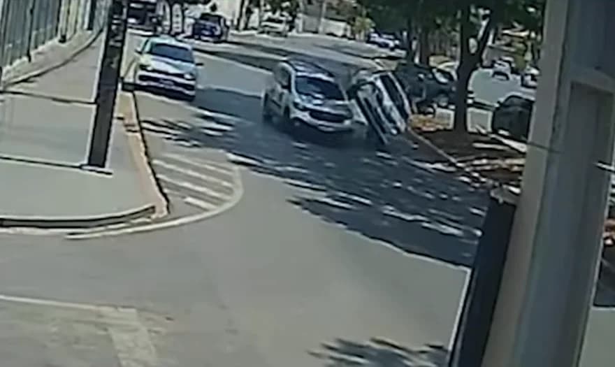 Jovem fica ferida após capotar carro na avenida Érico Preza em Cuiabá