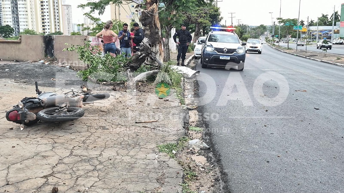 Jovem morre em colisão de moto contra árvore em Cuiabá, MT