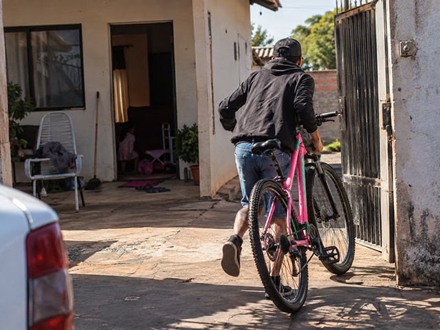Ladrão furta bicicleta de casa em Sorriso com criança sozinha