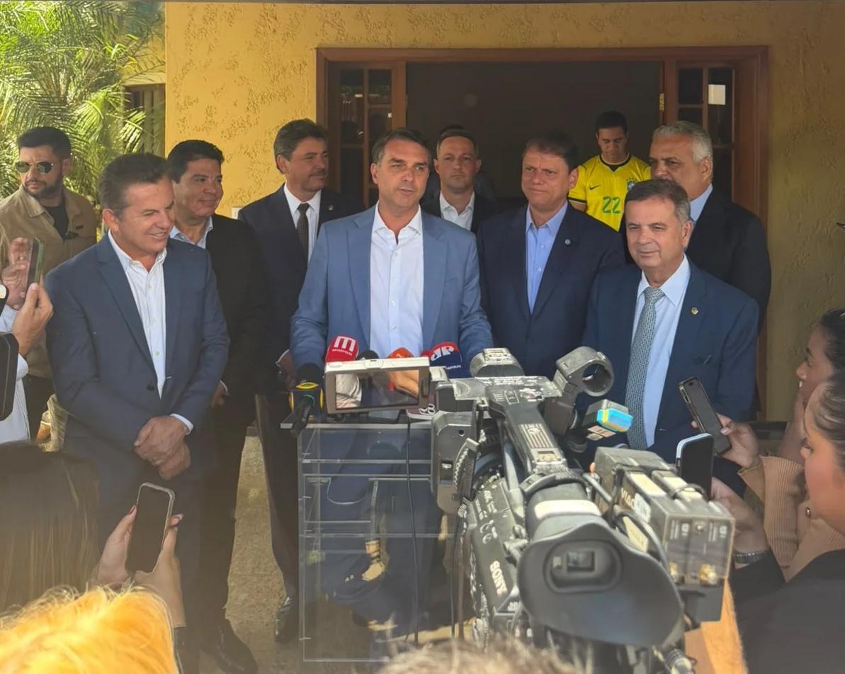 Mauro Mendes busca aliança com Flávio Bolsonaro em Brasília