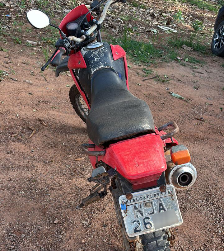 Moto abandonada há 10 dias é apreendida com placa adulterada em Alta Floresta