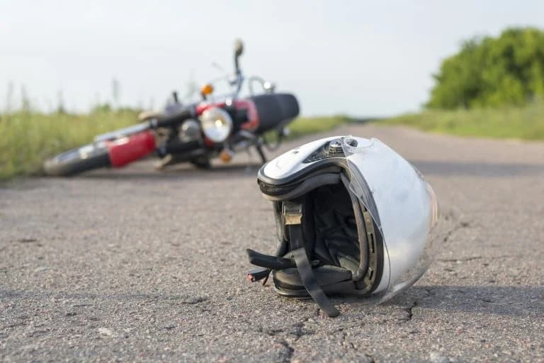 Motociclista bate em muro, destrói fachada e vai para UPA em Barra do Garças