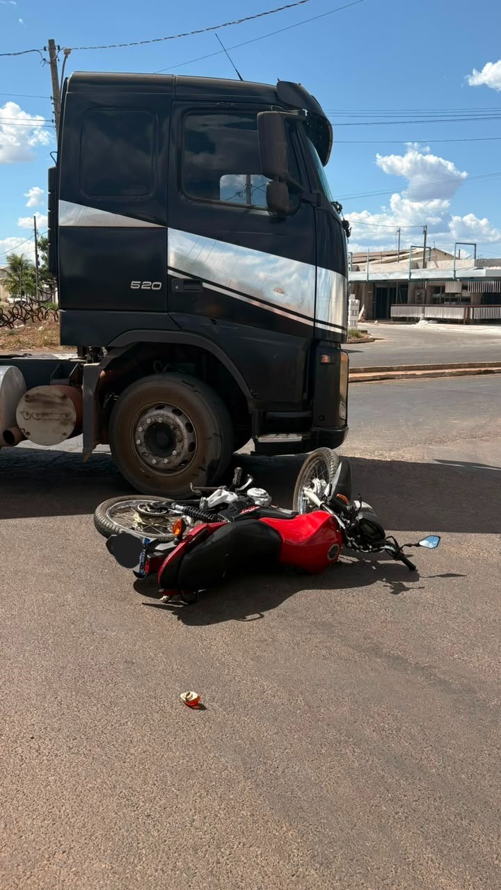 Motociclista fica ferido após batida com caminhão em Querência