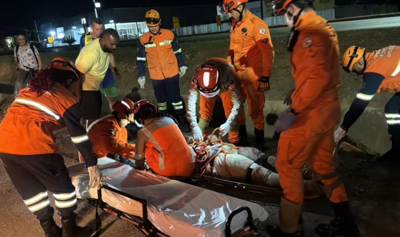 Motociclista se fere após queda em valeta da BR-163 em Sorriso