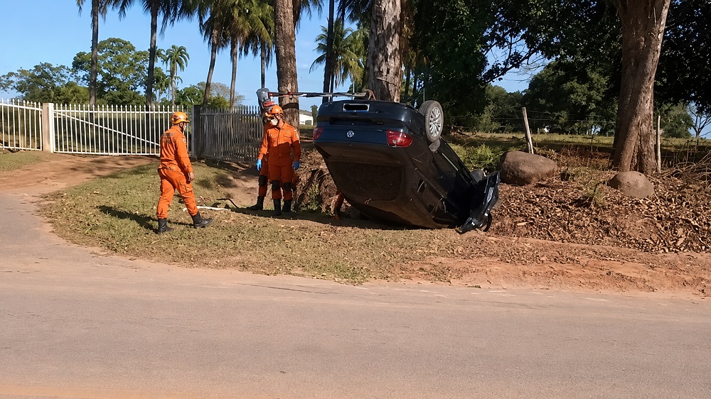 Motorista capota carro na MT-325 e confessa ingestão de álcool