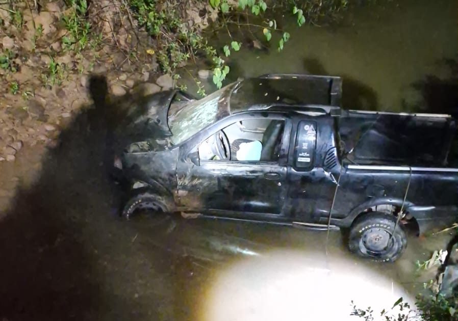 Motorista capota picape em córrego e acaba socorrido em Alta Floresta