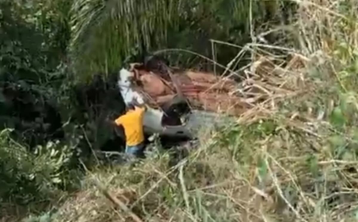 Motorista joga carro em barranco na BR-174 em Mato Grosso