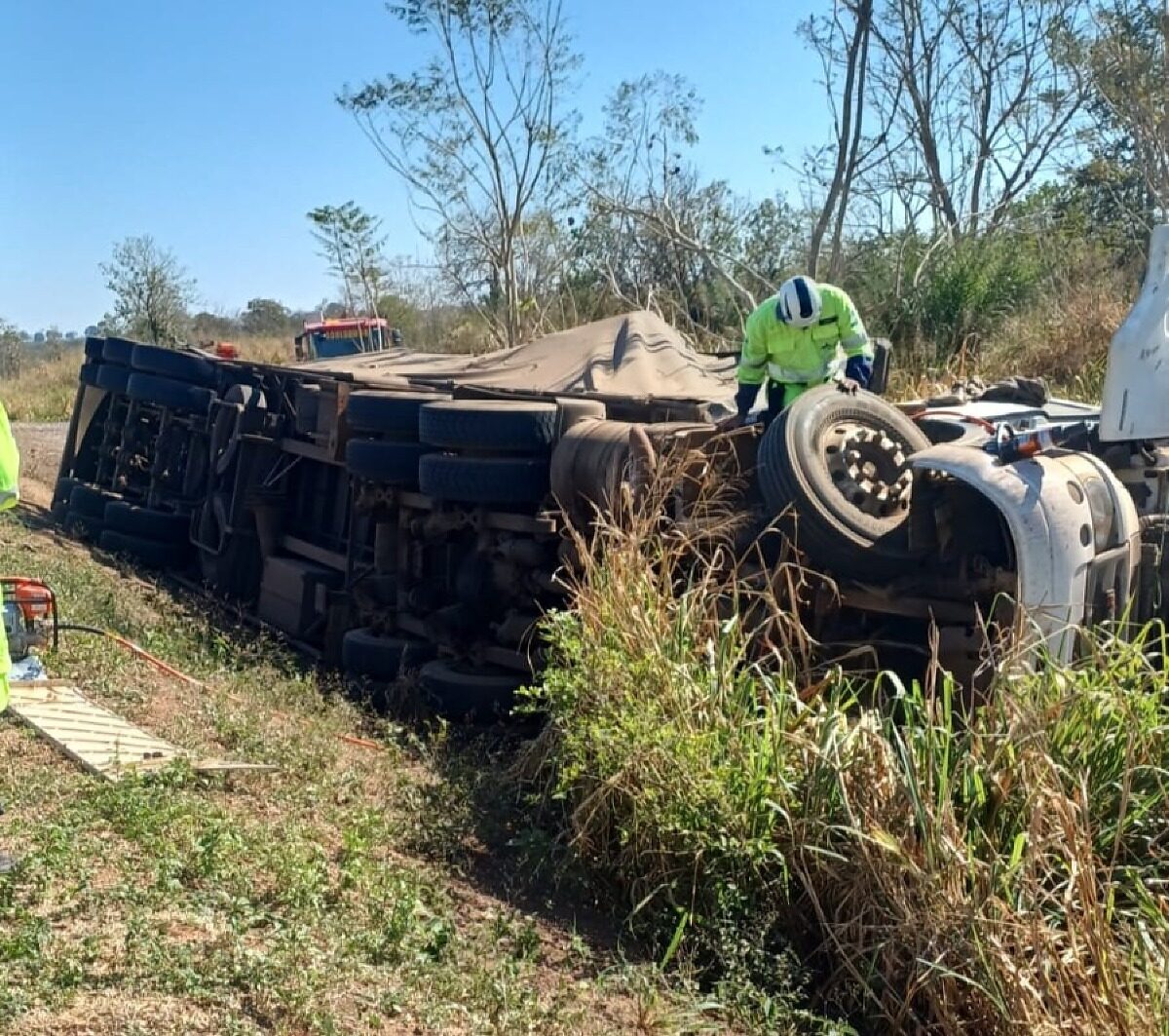 Motorista morre preso às ferragens em tombamento de carreta em MT