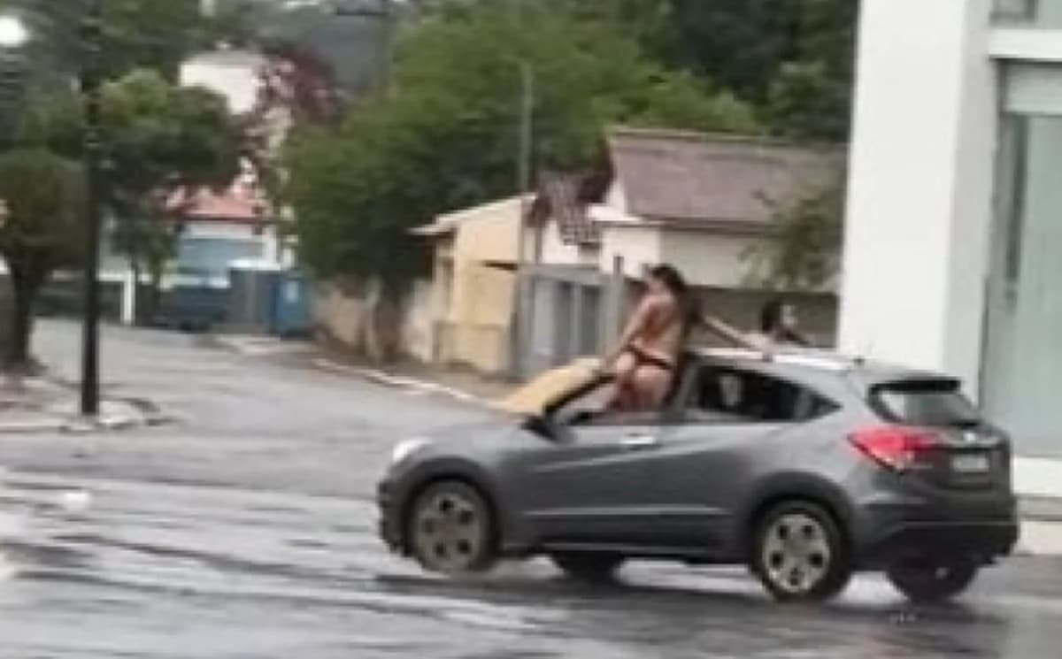 Mulheres seminuas se penduram em janelas de carro em Barra do Garças