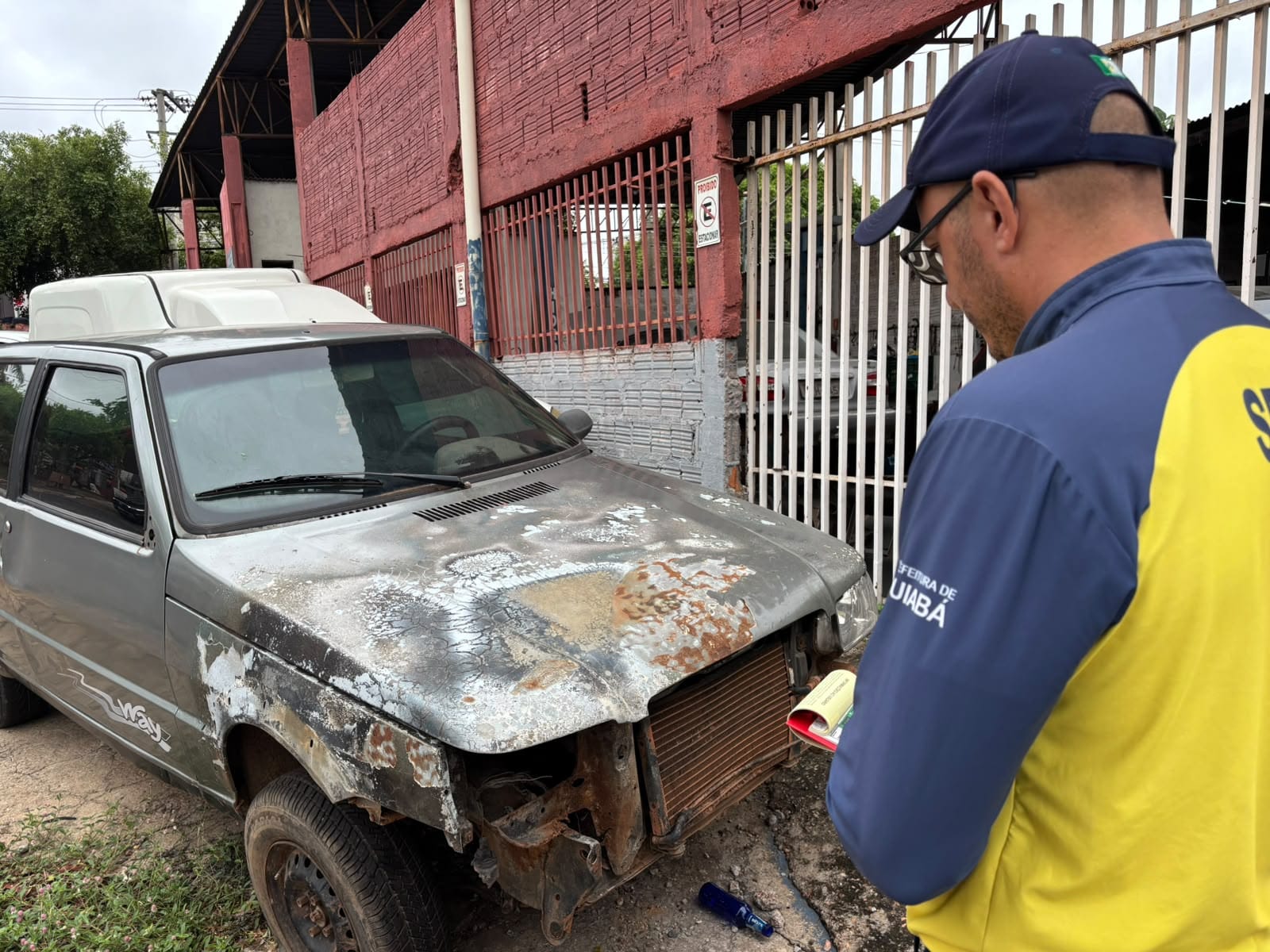 Oficinas em Cuiabá são notificadas para retirar veículos de calçadas