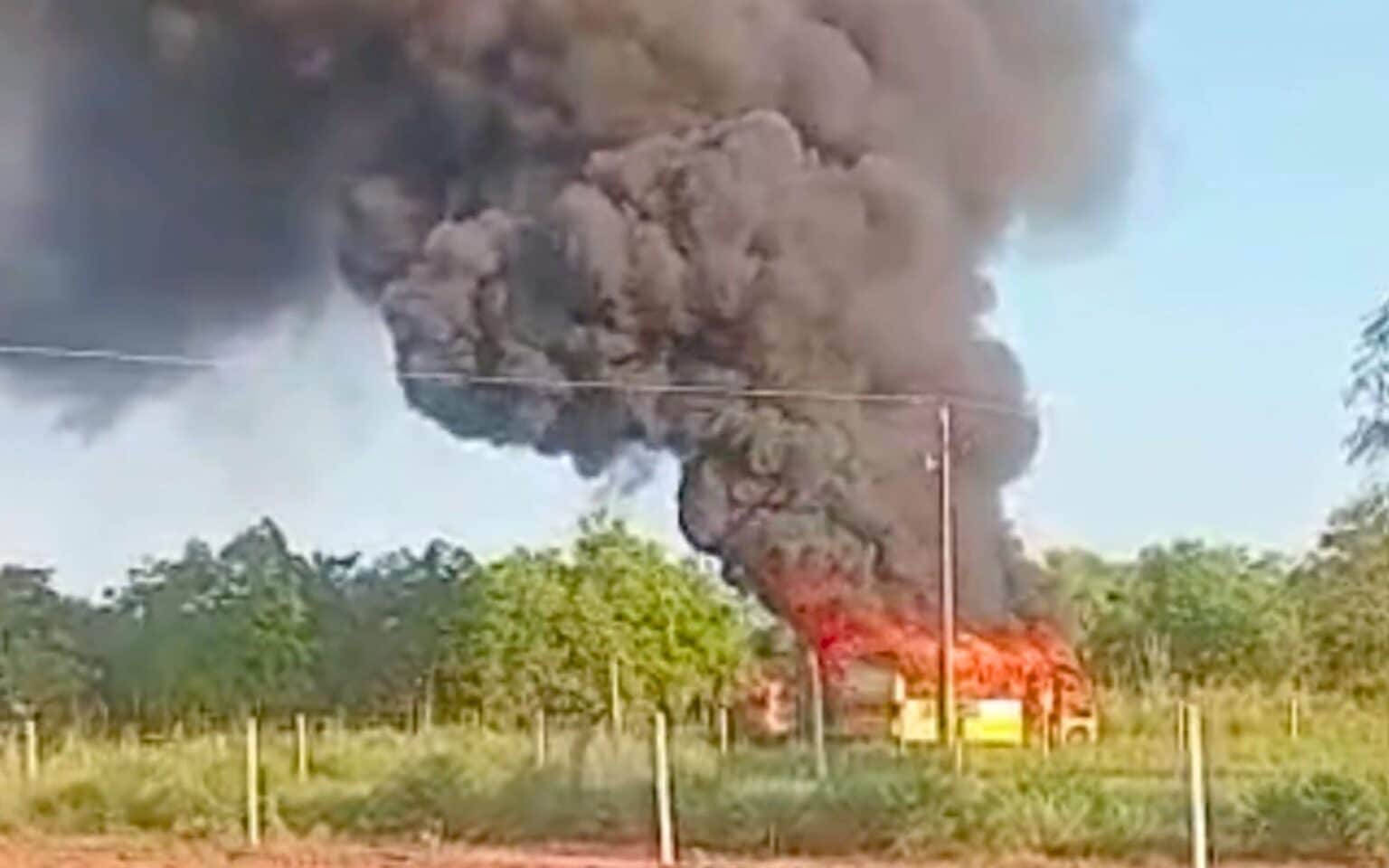 Ônibus escolar pega fogo em Chapada dos Guimarães, MT