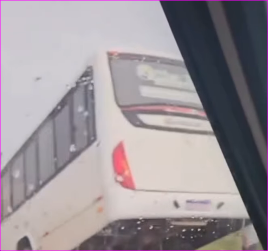 Ônibus sai da pista na MT-130 em Primavera do Leste
