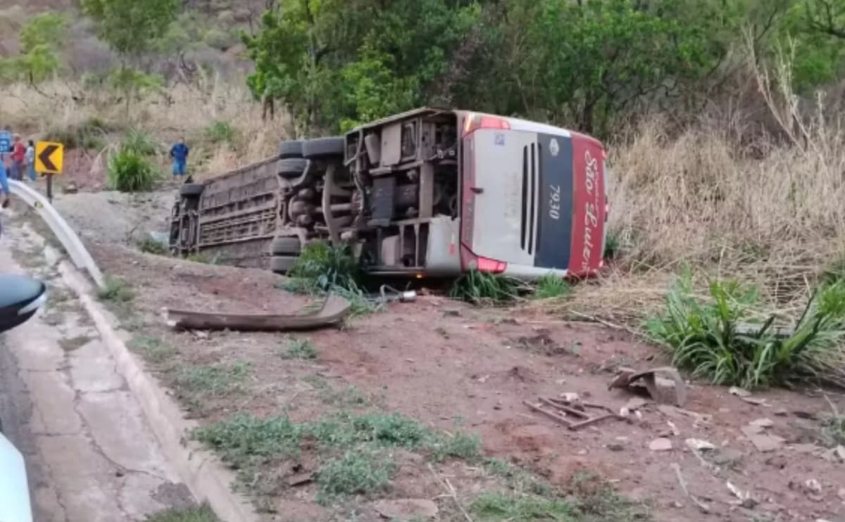 Ônibus tombado na BR-163 deixa dois feridos em Sinop
