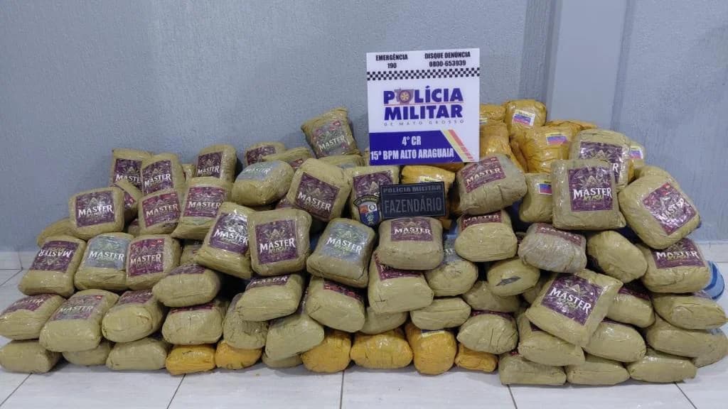 PM apreende 202 kg de supermaconha em carga de milho em Alto Araguaia