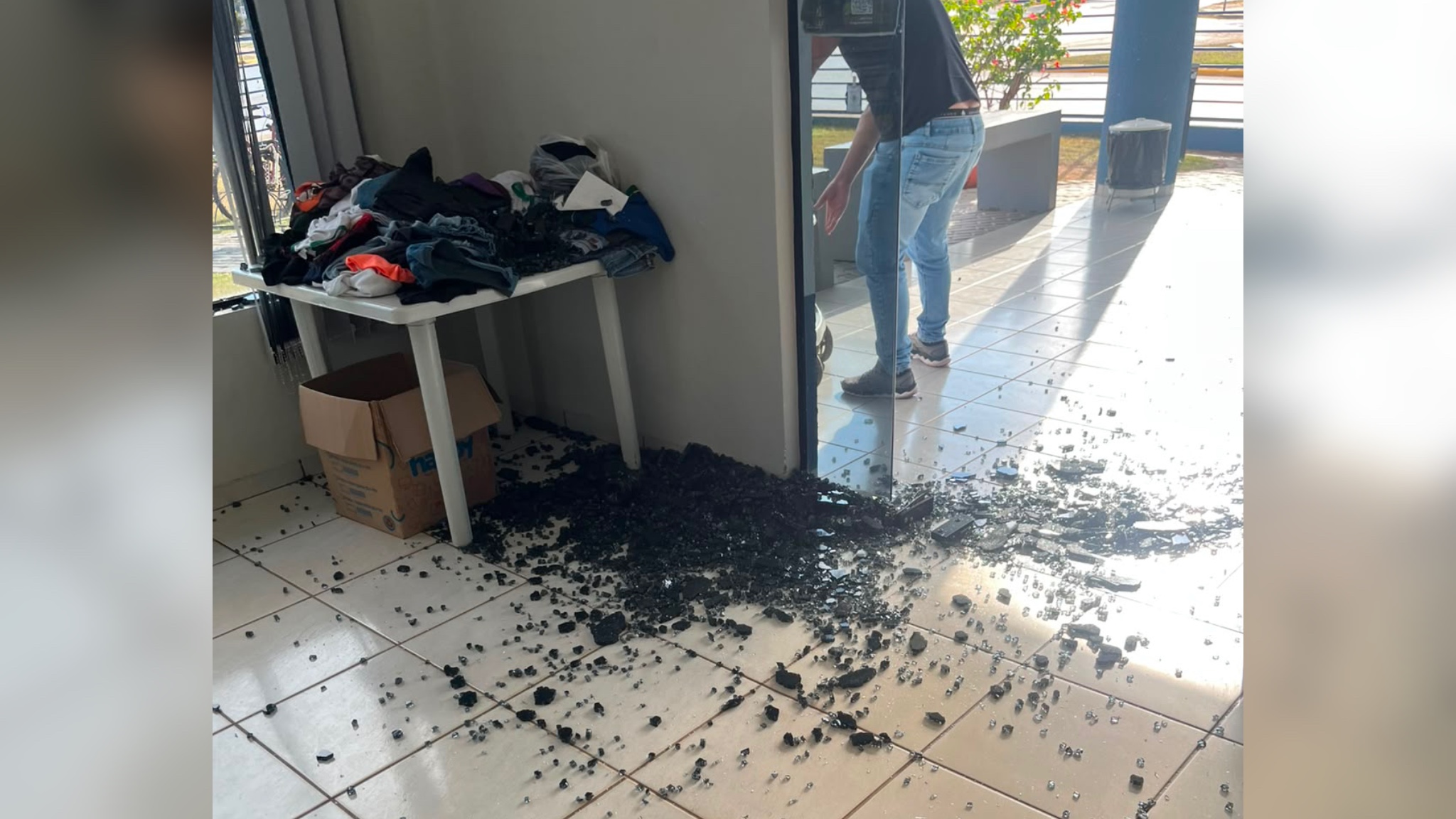 Porta de UBS é quebrada durante impasse sobre documentos em Lucas do Rio Verde