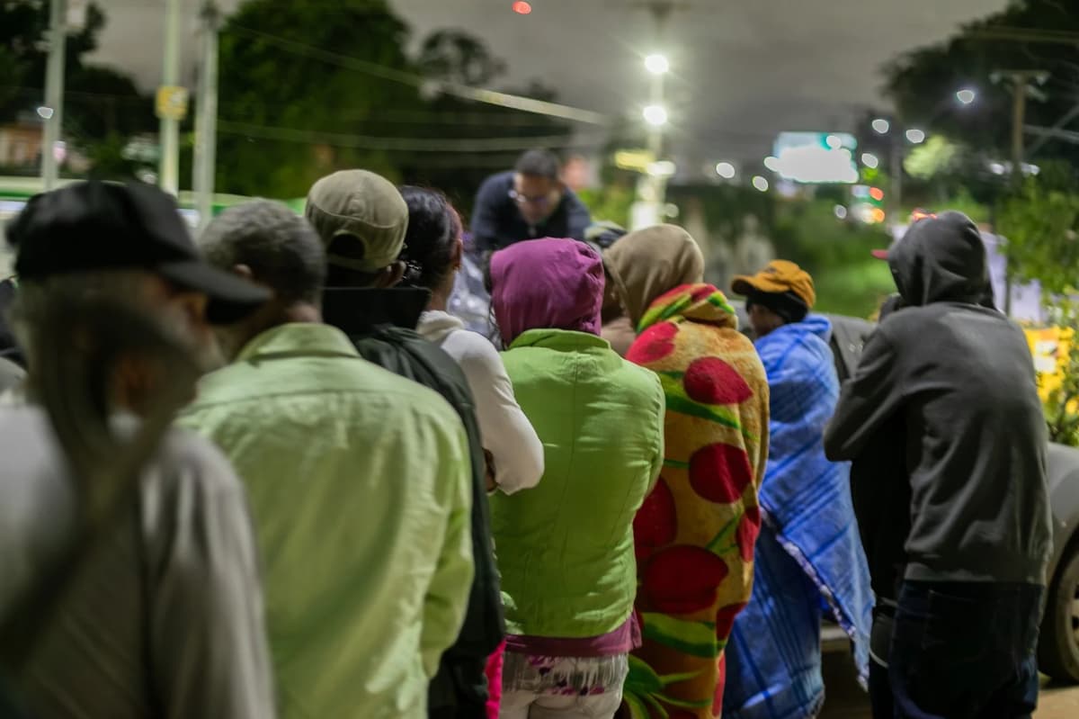 Prefeitura entrega marmitas e cobertores a sem-teto em Cuiabá