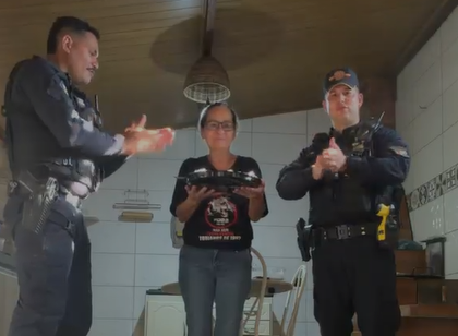 Primavera do Leste: Moradora liga para o 190 e convida policiais para bolo