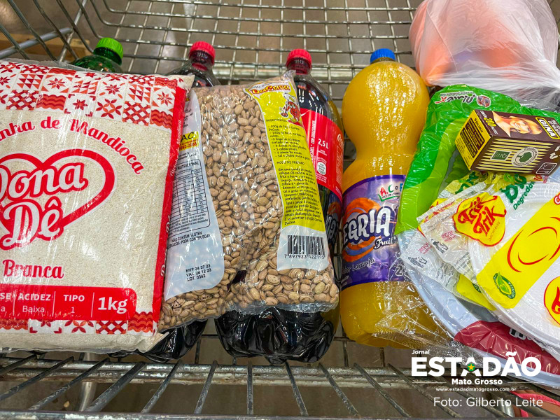 Procon abre processo contra supermercado por itens vencidos em MT