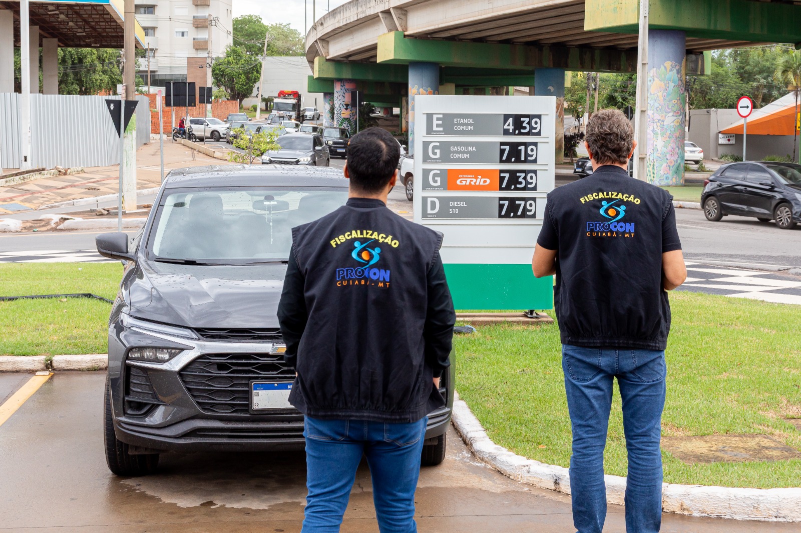 Procon fiscaliza preços de combustíveis em Cuiabá, MT