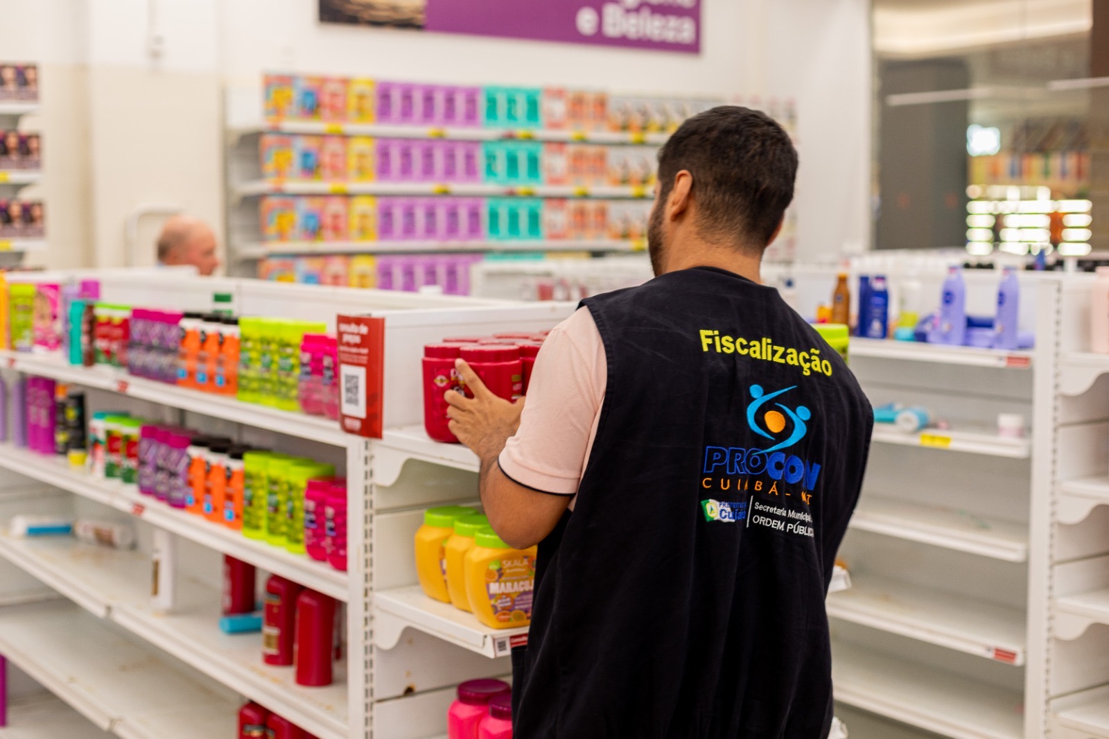 Procon recolhe quase mil produtos irregulares em shoppings de MT