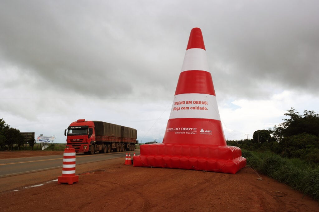 Rua Rio Branco tem trânsito bloqueado nesta quarta em Rondonópolis
