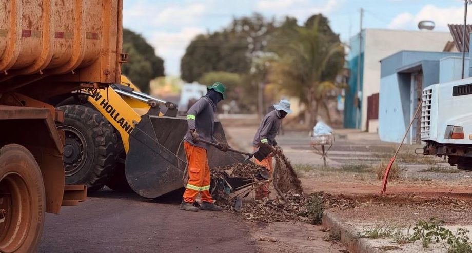 Ruas limpas e manutenção urbana avançam em Canarana MT