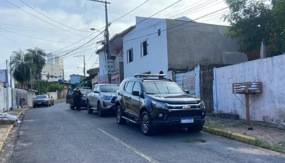 Suspeito de abusar da própria filha de 11 meses morre em confronto com a PF durante operação em Cuiabá