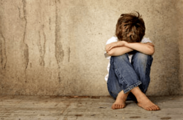 Três irmãos são achados sozinhos em casa durante a madrugada em MT