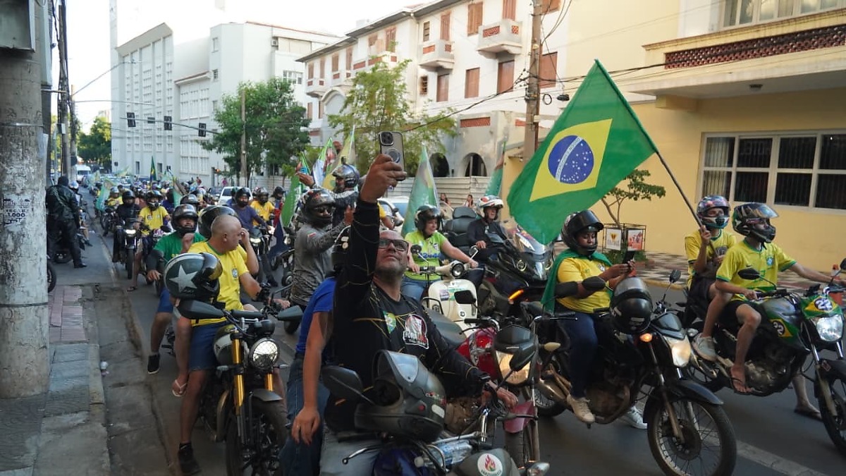Wellington Fagundes encerra campanha com carreata em Cuiabá